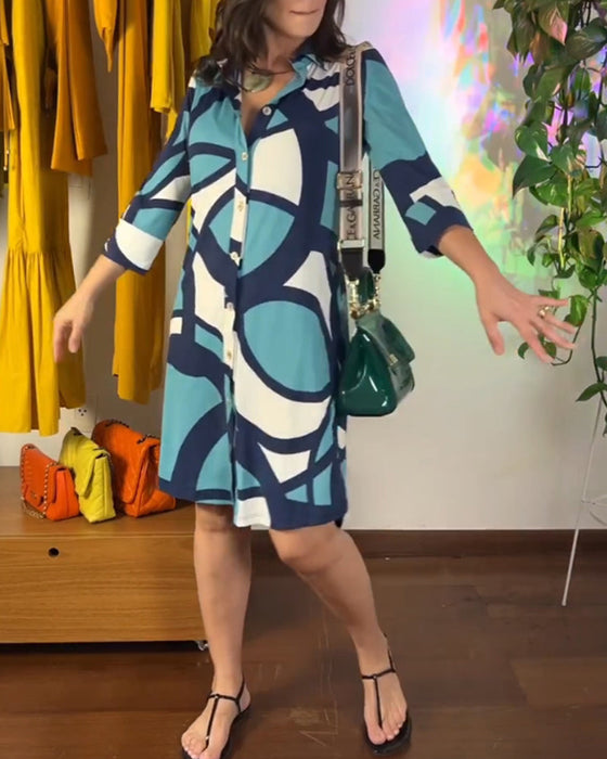 Sukienka z długim rękawem i guzikami oraz nadrukiem