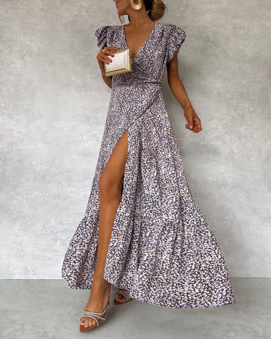 Elegancka sukienka z marszczonymi rękawami i rozcięciem