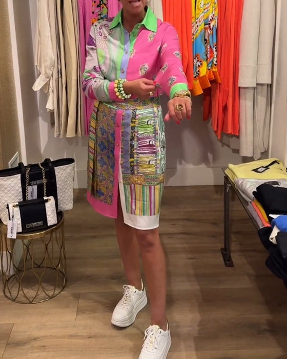 Kolorowa sukienka z rozcięciem