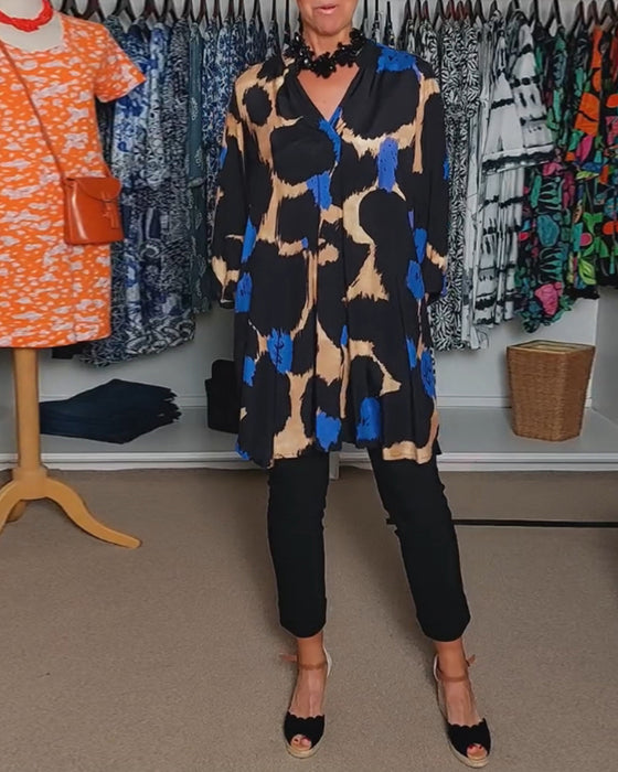 Bluzka z kontrastowym nadrukiem dekoltem w serek swobodnym krojem i długim rękawem