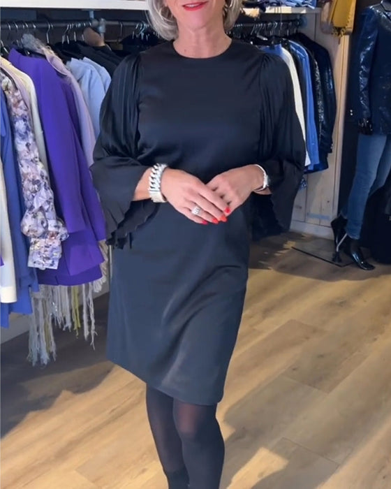 Sukienka z dzwonkowymi rękawami i okrągłym dekoltem