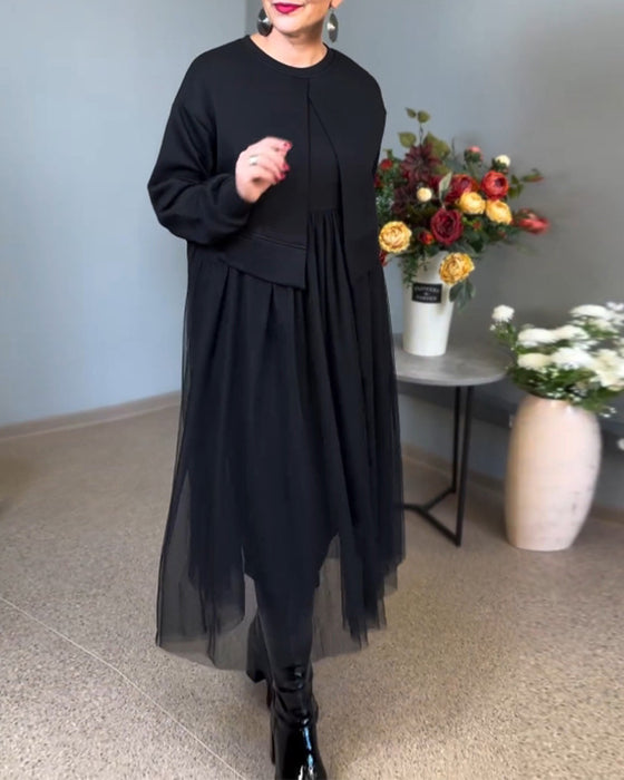 Nieregularne siateczkowe przeszycia w jednolitym kolorze i elegancka sukienka