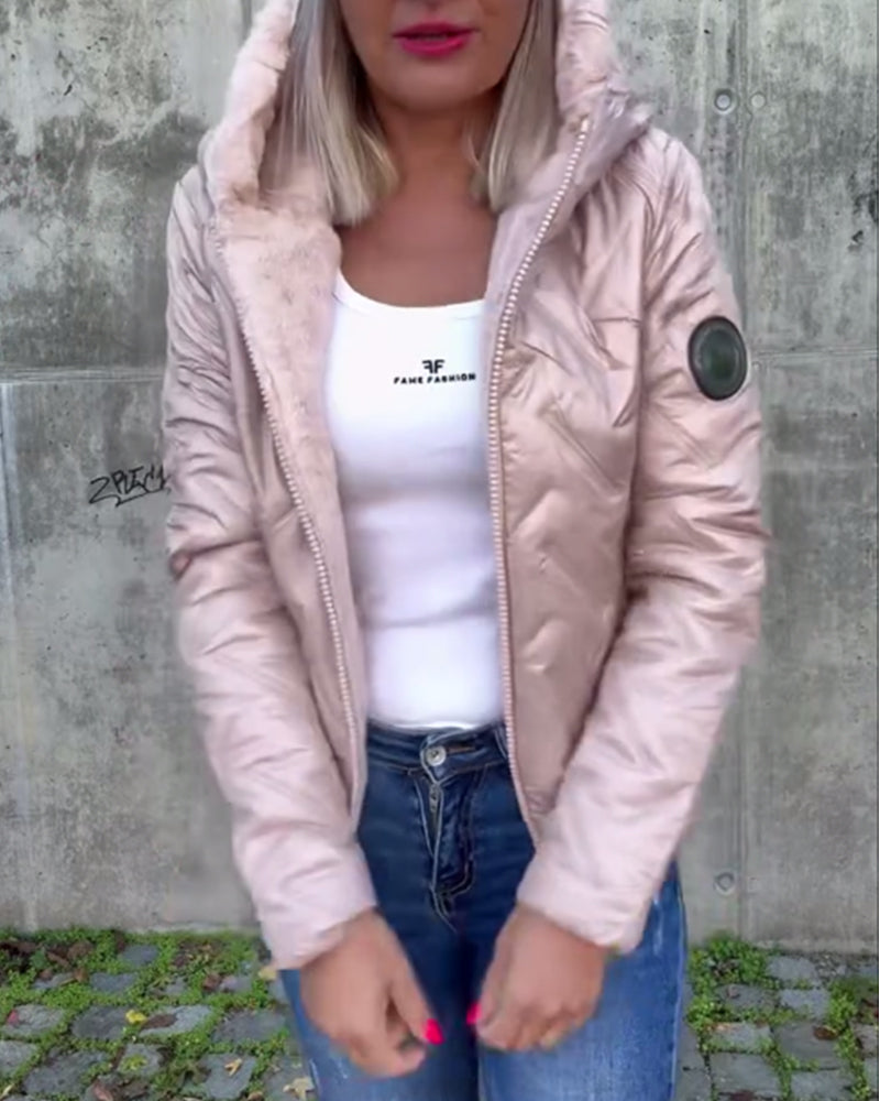 Swobodna jednokolorowa pikowana kurtka z kapturem i zamkiem błyskawicznym