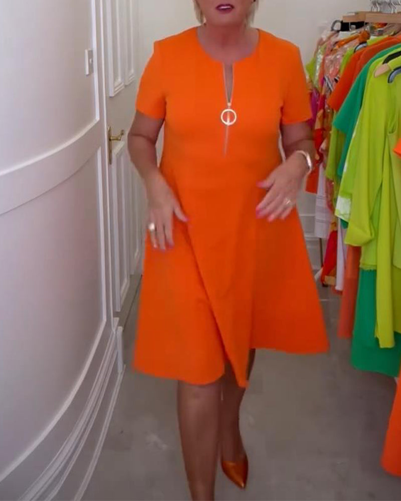 Modna sukienka w jednolitym kolorze zapinana na zamek z krótkim rękawem