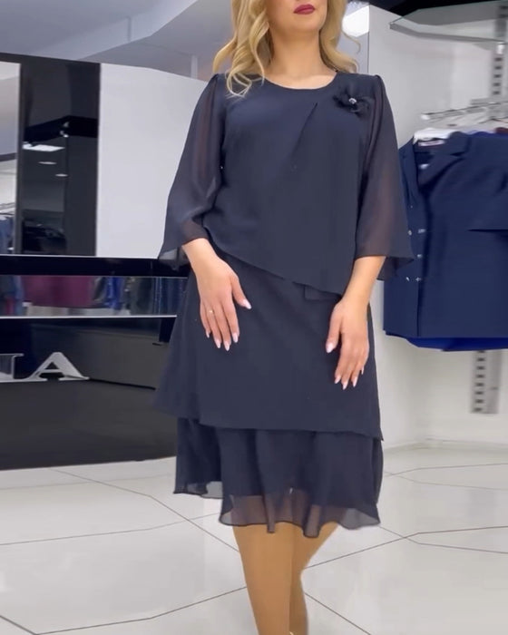 Elegancka sukienka w jednolitym kolorze z nieregularnym patchworkiem