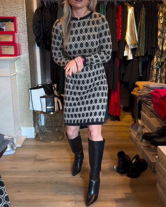 Sukienka w kropki do kolan