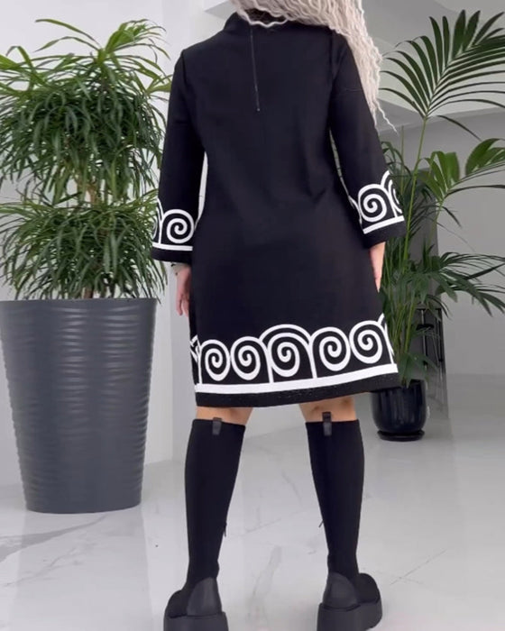 Sukienka z falowanym wzorem i długim rękawem