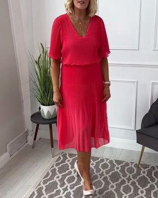 Plisowana sukienka w jednolitym kolorze z dekoltem w kształcie litery V