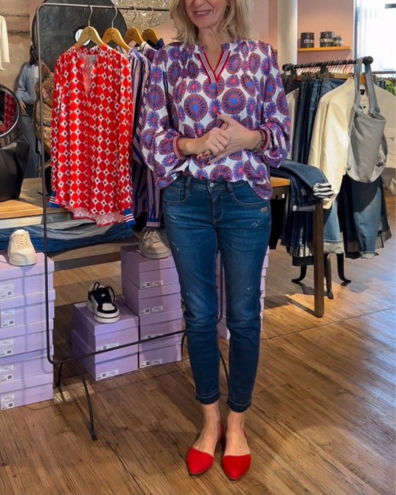 Elegancka bluzka z dekoltem w kształcie litery V z geometrycznym nadrukiem