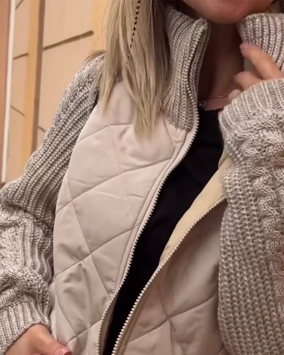 Jednokolorowy płaszcz z wysokim kołnierzem i zamkiem błyskawicznym