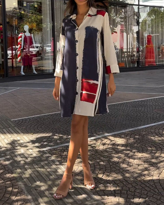 Sukienka z guzikami nadrukami i rozcięciami