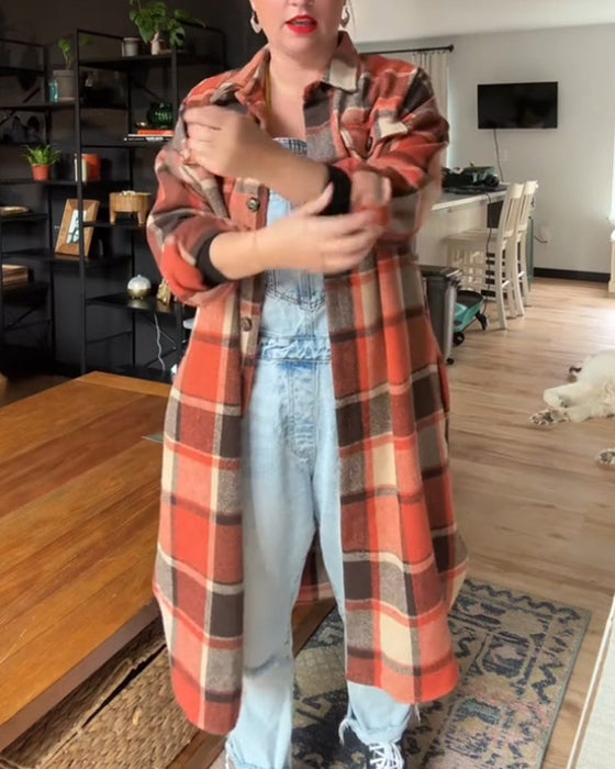 Casualowy płaszcz w kratę zapinany na guziki