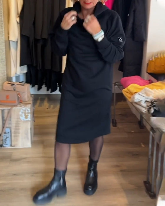 Sukienka z kieszeniami i kapturem