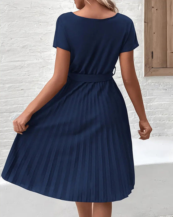 Elegancka sukienka na ramiączkach w jednolitym kolorze