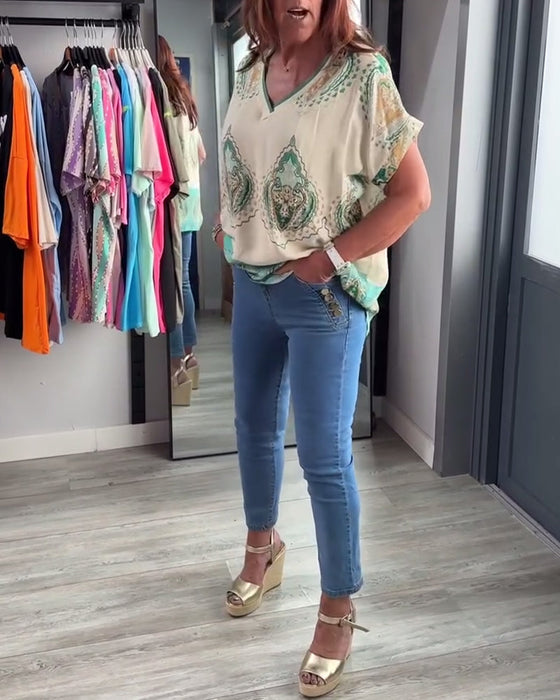 Bluzka z nadrukiem w stylu retro i dekoltem w kształcie litery V