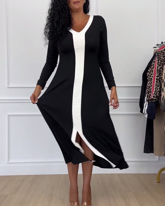 Kontrastowa sukienka z dekoltem w serek i eleganckim rozcięciem