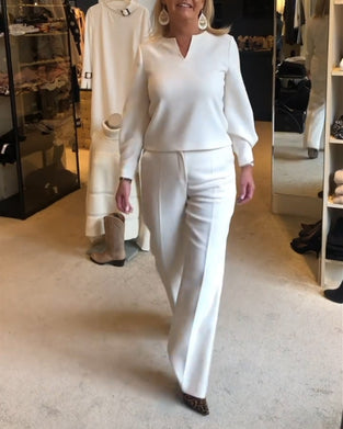 Elegancka bluzka w jednolitym kolorze z dekoltem w kształcie litery V