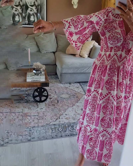 Elegancka sukienka z nadrukiem w kształcie litery V i rękawami typu dzwonek