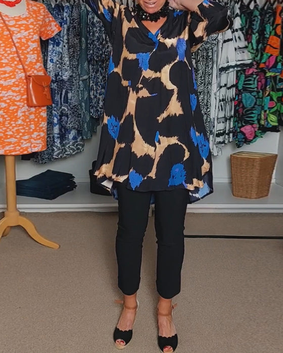 Bluzka z kontrastowym nadrukiem dekoltem w serek swobodnym krojem i długim rękawem