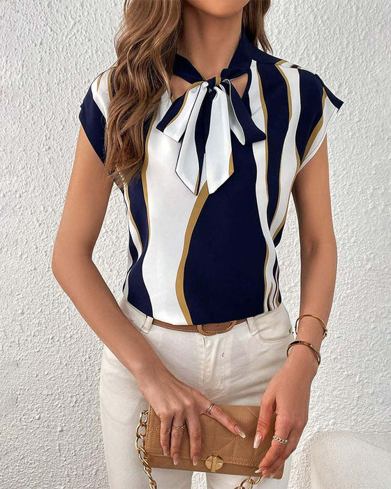 Bluzka z krótkim rękawem i nadrukiem w kontrastowym kolorze