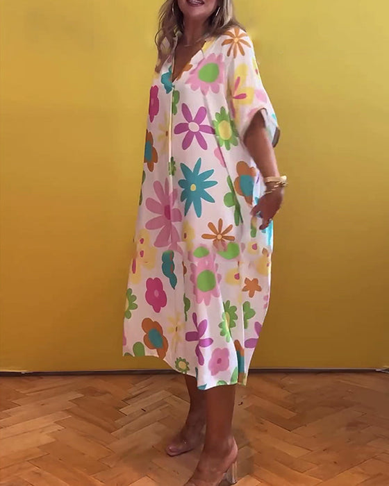 Luźna sukienka z dekoltem w kształcie litery V i kwiatowym nadrukiem