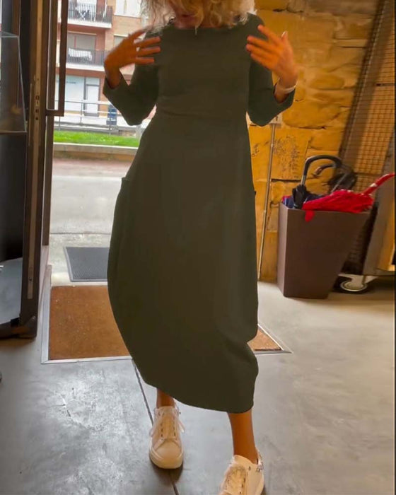 Jednokolorowa sukienka z okrągłym dekoltem i długimi rękawami