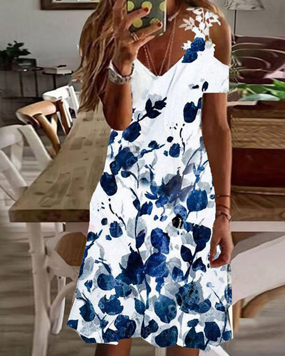 Sukienka midi z ozdobnym koronkowym rękawem