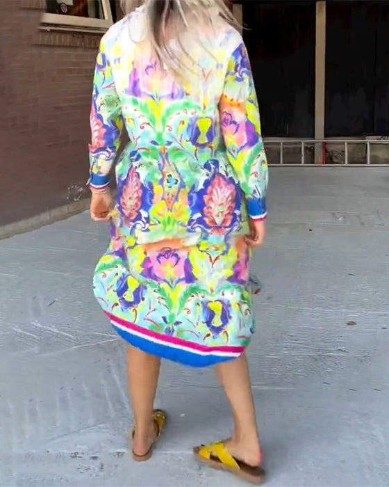 Luźna sukienka z nadrukiem z dekoltem w szpic