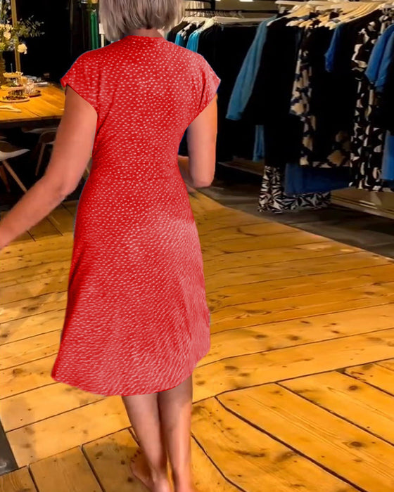 Sukienka z krótkim rękawem w groszki z dekoltem w kształcie litery V