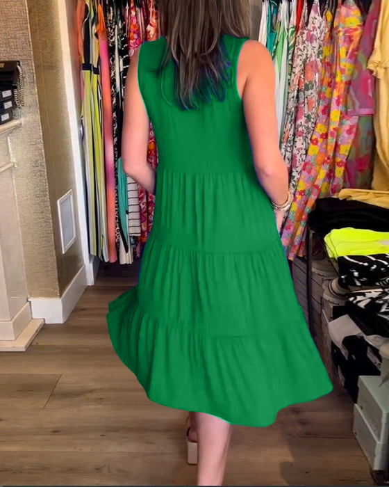 Sukienka o plisowanym kroju bez rękawów