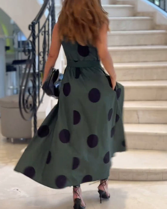 Elegancka sukienka w jednolitym kolorze bez rękawów