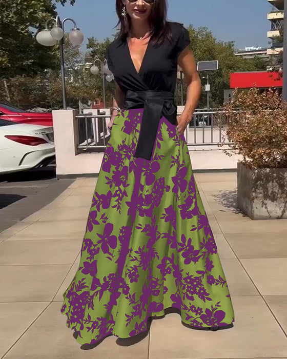 Elegancka sukienka z głębokim raglanowym rękawem w kwiatowy wzór