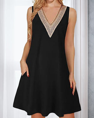 Nieformalna sukienka bez rękawów z dekoltem w szpic