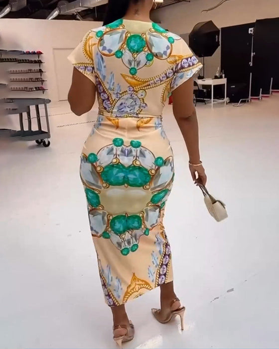 Sukienka z głębokim dekoltem w kształcie litery V i nadrukiem w talii