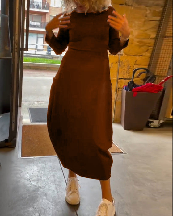 Jednokolorowa sukienka z okrągłym dekoltem i długimi rękawami