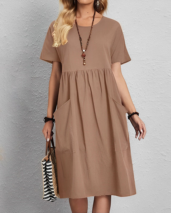 Plisowana sukienka z okrągłym dekoltem i krótkim rękawem