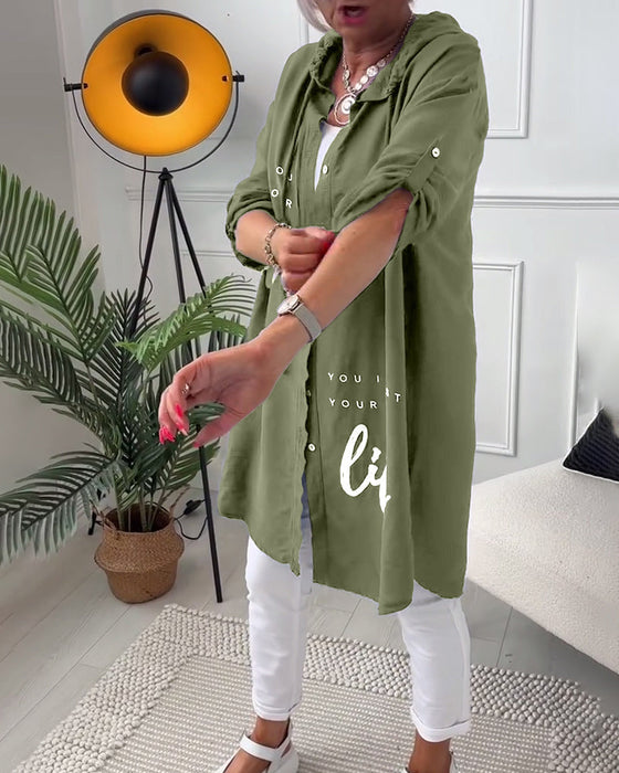 Płaszcz z kapturem i nadrukiem w litery zapinany na guziki