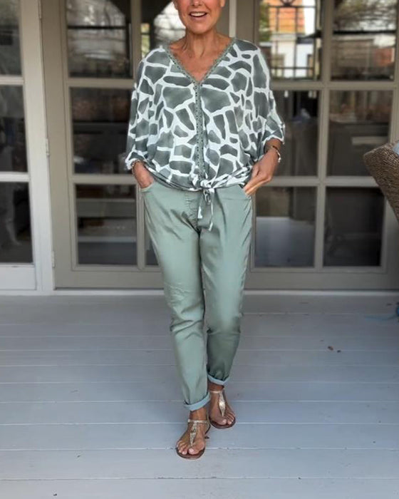 Elegancka bluzka z nadrukiem i dekoltem w kształcie litery V z rękawami nietoperzowymi