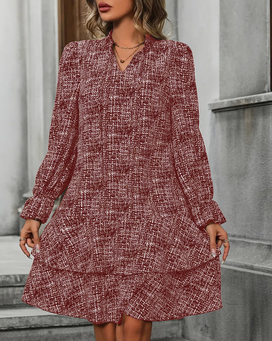 Elegancka Sukienka W Paski Z Rozszerzanymi Rękawami