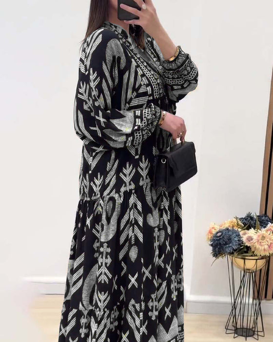 Sukienka z długimi rękawami i dekoltem w kształcie litery V