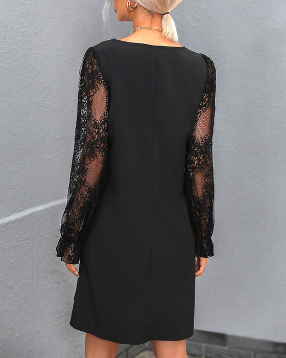 Sukienka z koronkowymi rękawami w jednolitym kolorze i dekoltem w kształcie litery V