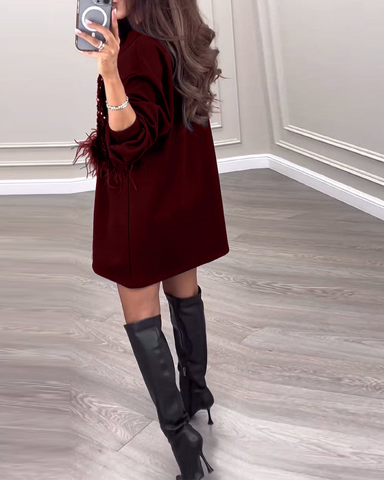 Modna jednokolorowa sukienka z cekinami i piórami