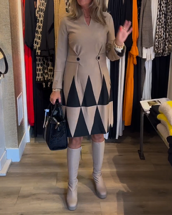 Elegancka sukienka z geometrycznym nadrukiem