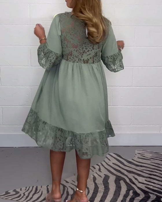 Elegancka jednokolorowa koronkowa sukienka o luźnym kroju z dekoltem w kształcie litery V