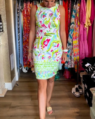 Sukienka bez rękawów w kwiatowych kolorach