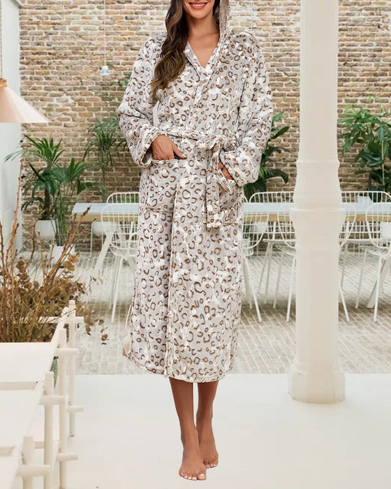 Flanelowa Roba Z Wzorem Leopardy I Elegantnymi Cechami
