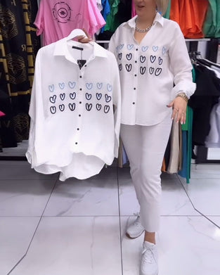 Prosta koszula zapinana na guziki z nadrukiem serca