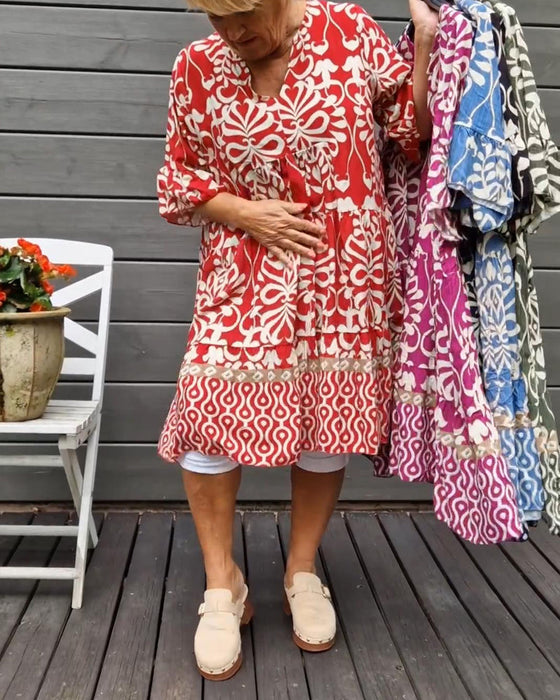 Luźna bluzka z nadrukiem i dekoltem w kształcie litery V