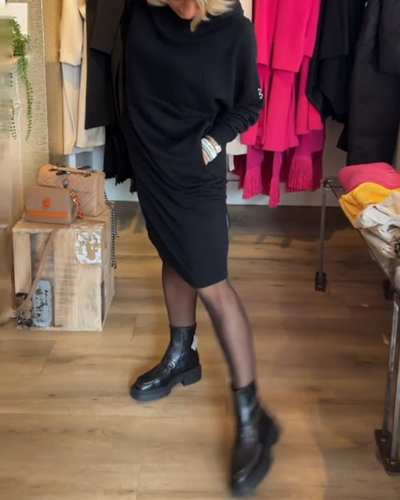 Sukienka z kieszeniami i kapturem