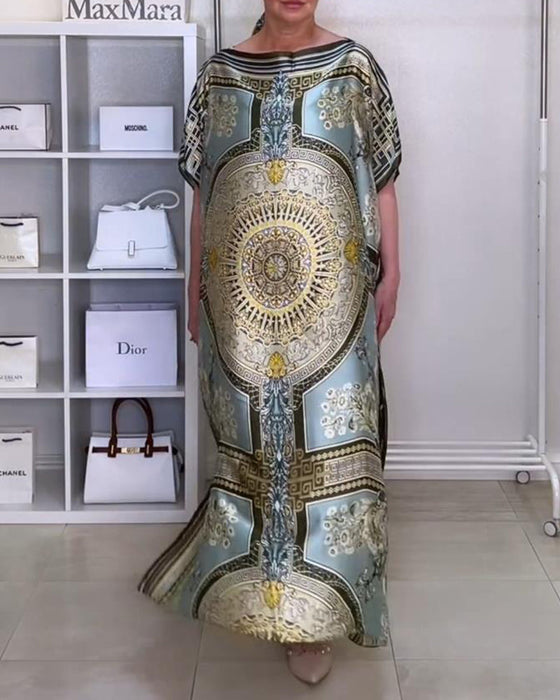 Luźna sukienka w stylu boho z nadrukiem i rozcięciem